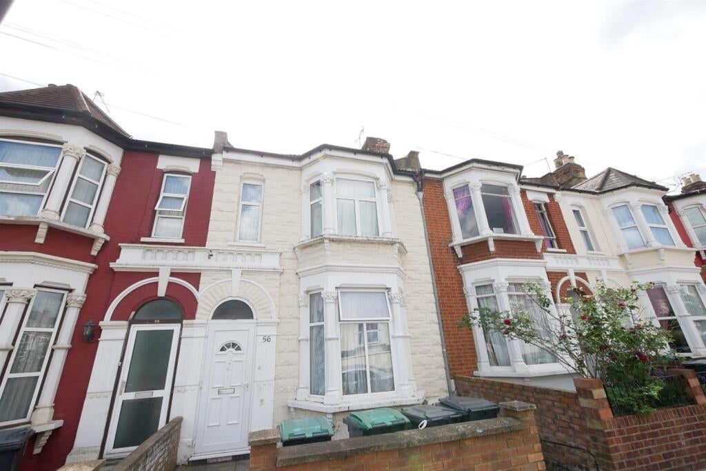 Flat Cranbrook Park in Greater London