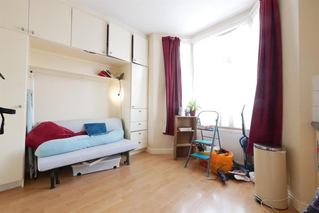 Flat Cranbrook Park in Greater London