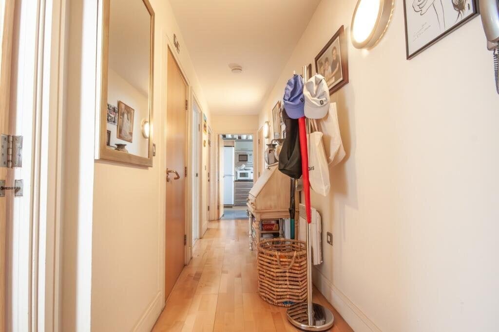Flat Llanvanor Road in Greater London