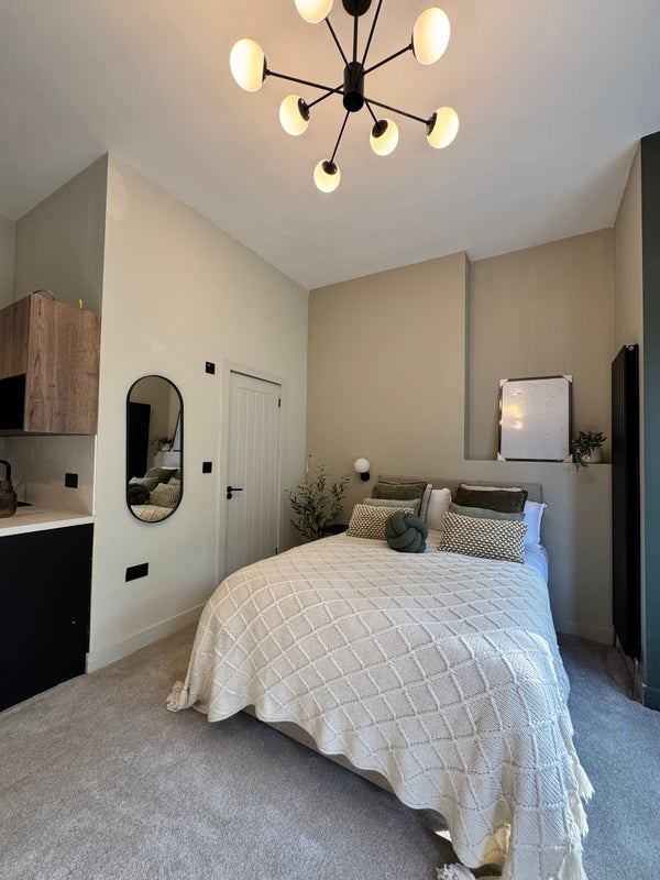 Room Mossley Road in Tameside