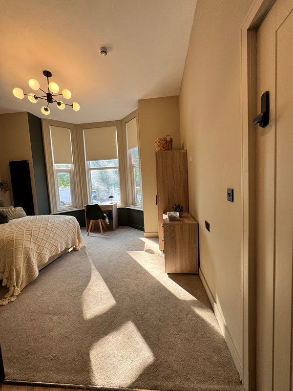 Room Mossley Road in Tameside