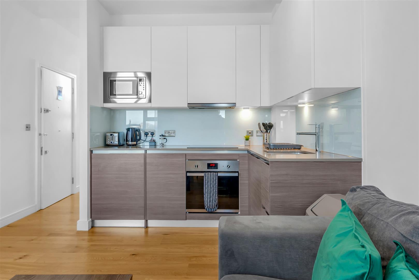 Flat Lampton Road in Greater London
