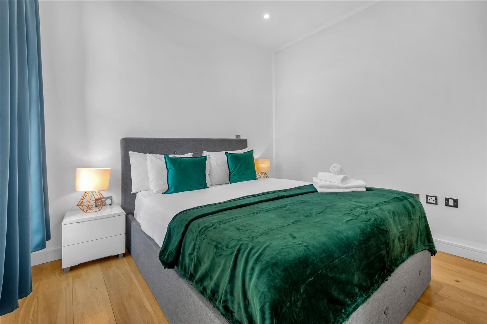 Flat Lampton Road in Greater London