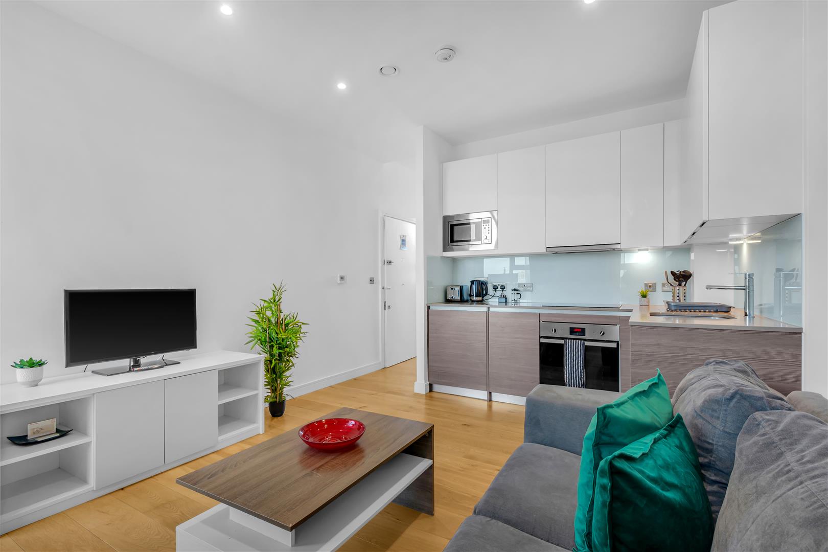 Flat Lampton Road in Greater London