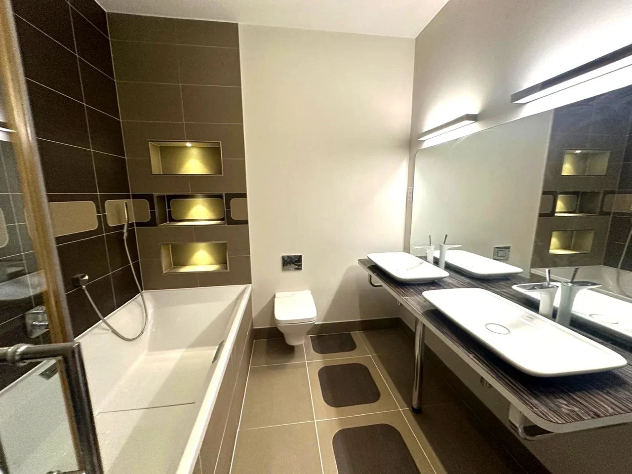 Flat Wynnstay Gardens in Greater London