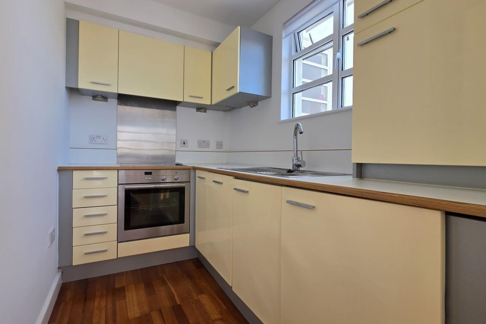 Flat Uxbridge Road in Greater London