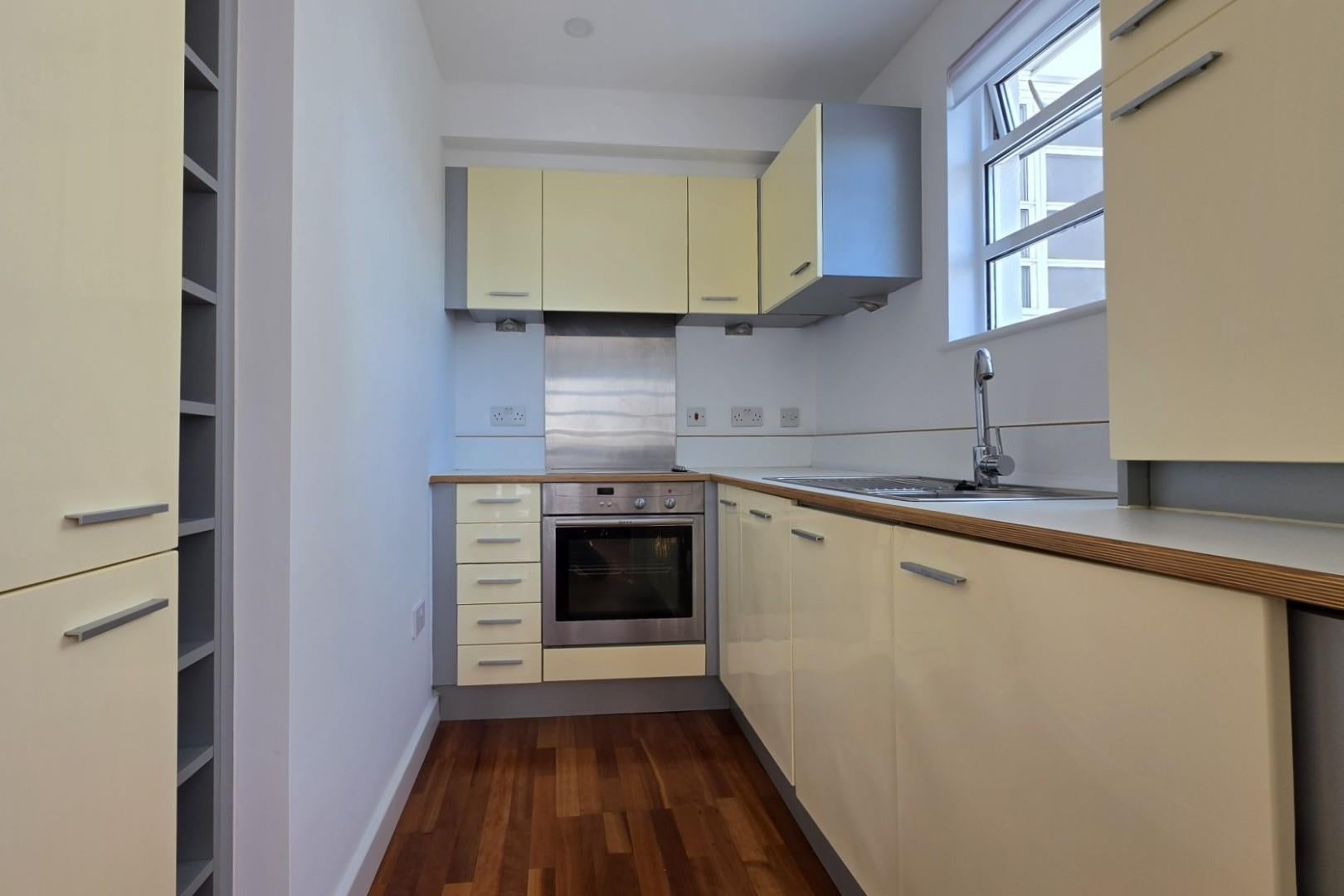 Flat Uxbridge Road in Greater London