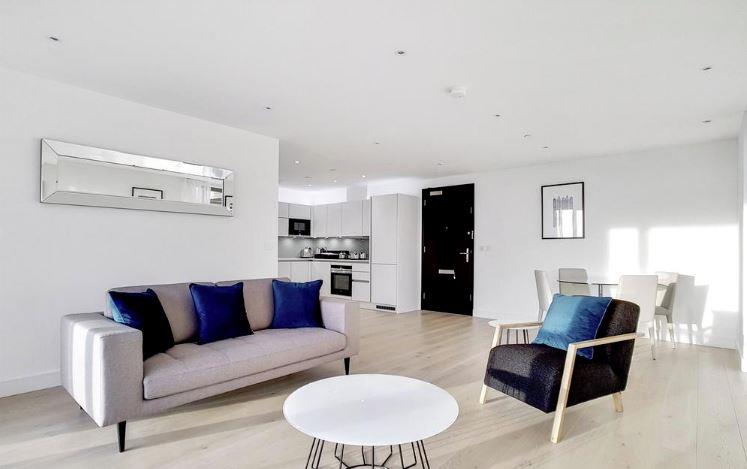 Flat Ashfield Road in Greater London