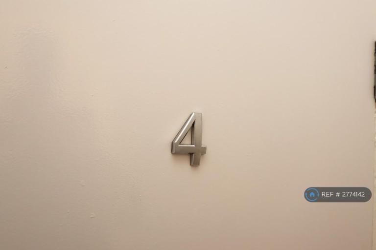 Room Mackworth Terrace in Swansea