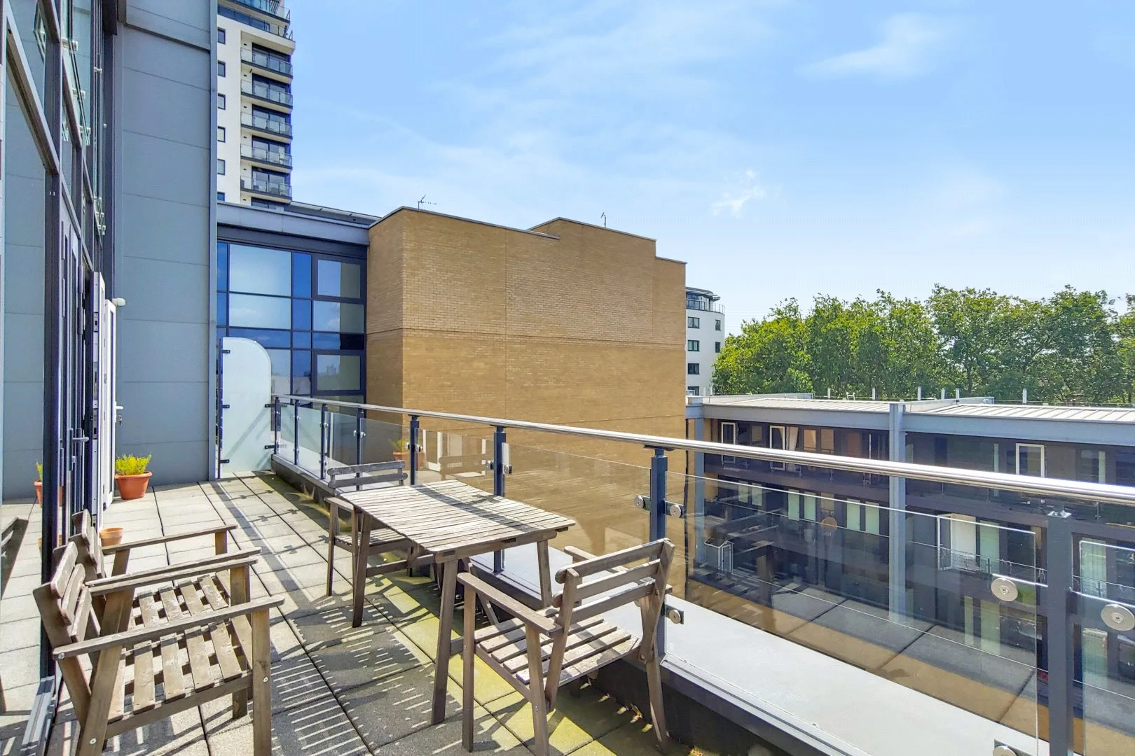 Flat Wharf Street in Greater London