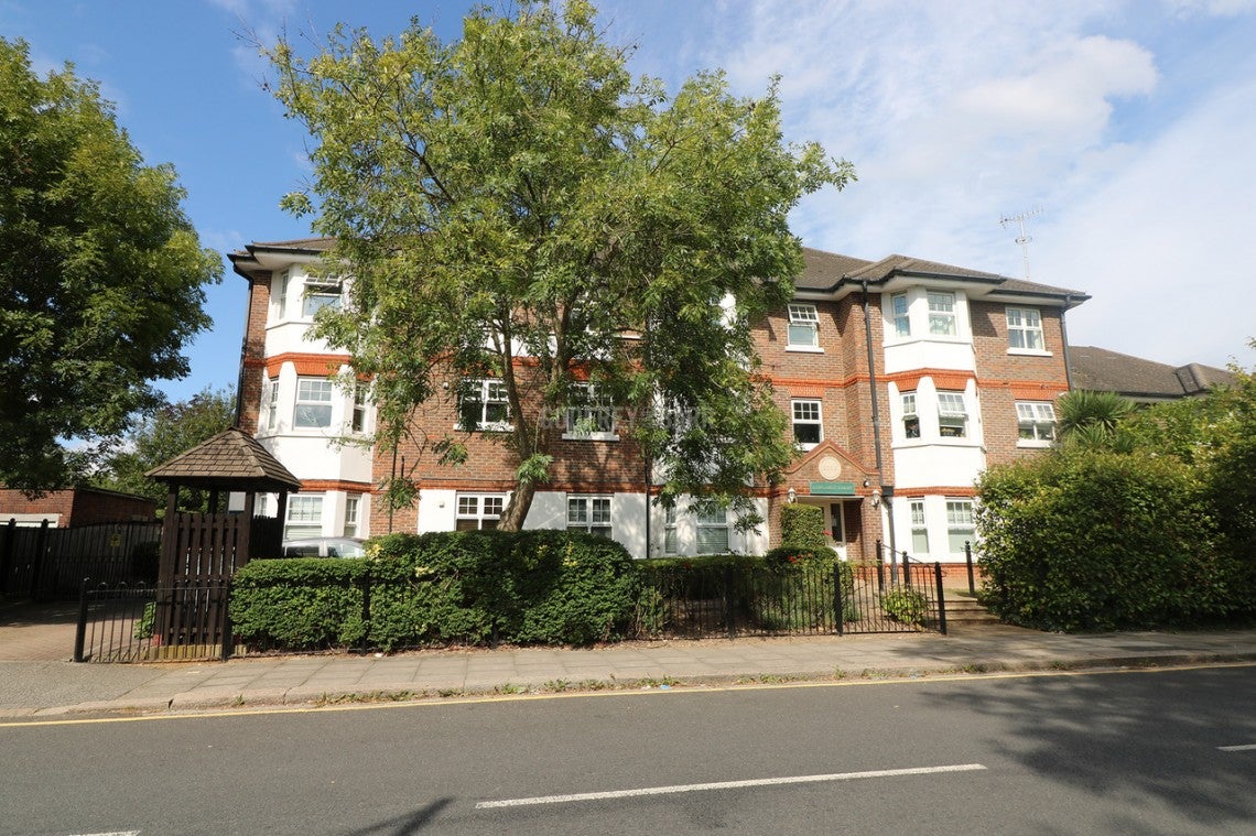 Flat Victoria Road in Greater London
