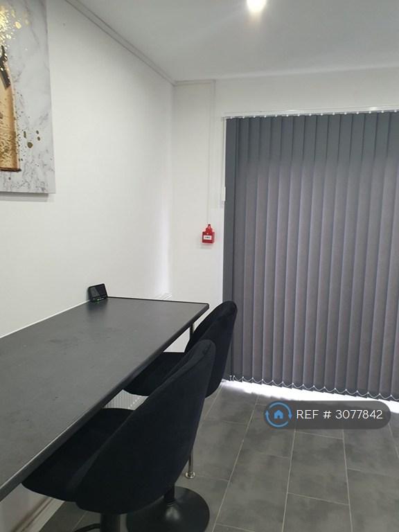 Room Larwood Place in Milton Keynes