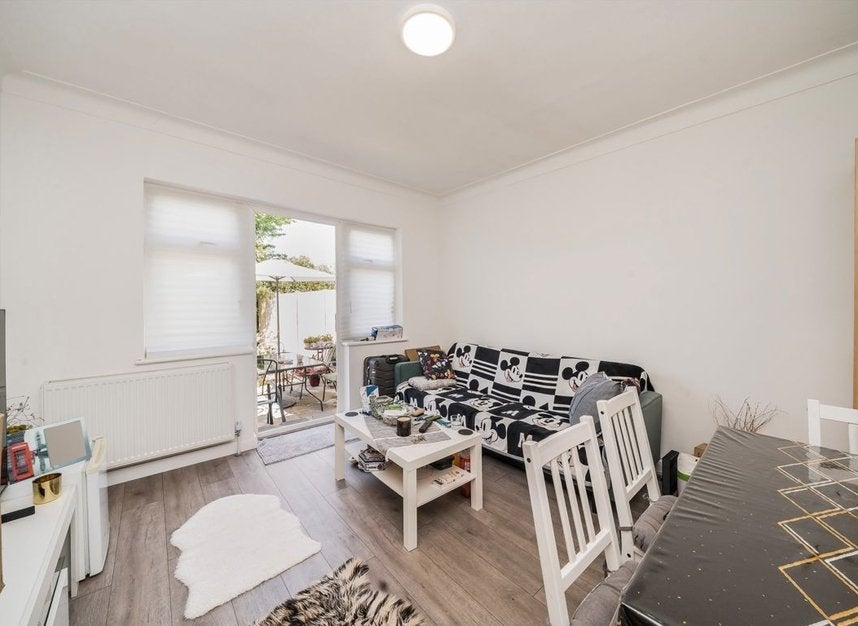 House Edgwarebury Gardens in Greater London