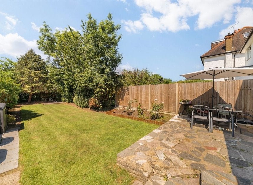 House Edgwarebury Gardens in Greater London