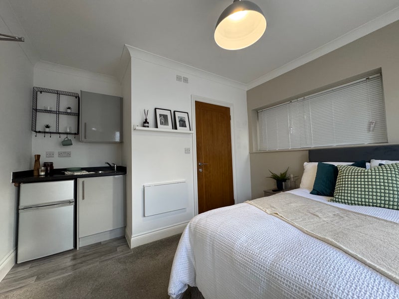 Room Shelley Road in Poole