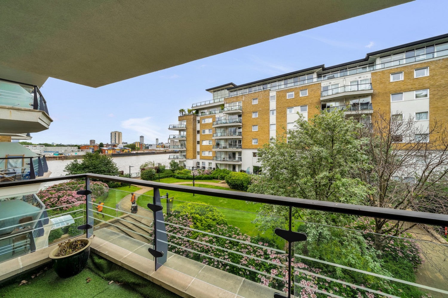 Flat Nickols Walk in Greater London