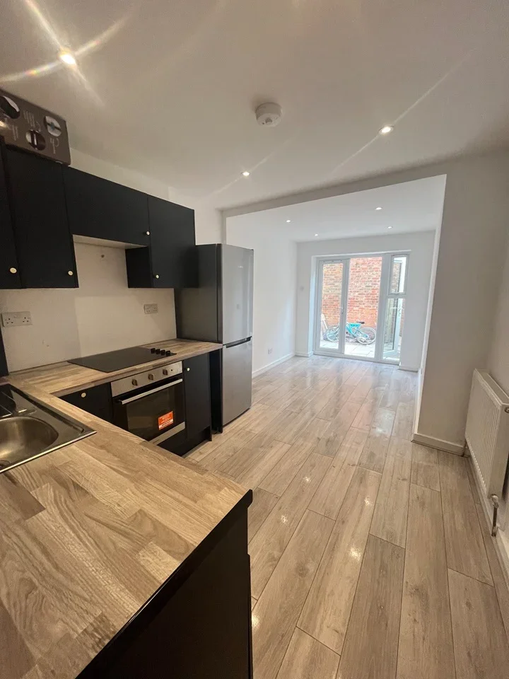 Flat Burns Road in Greater London