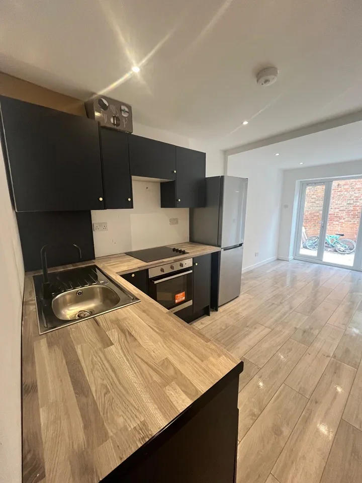 Flat Burns Road in Greater London