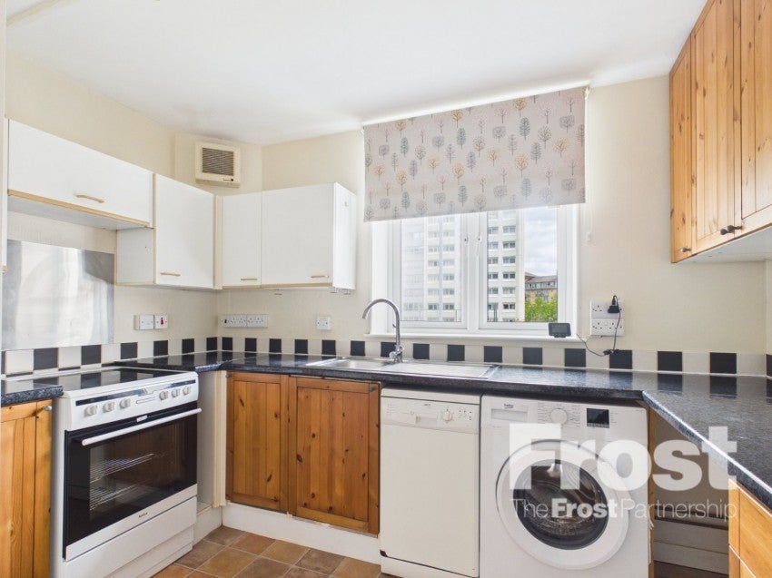 Flat Plum Close in Greater London