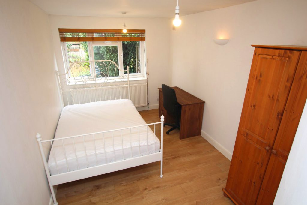 Room Clifton Road in Greater London