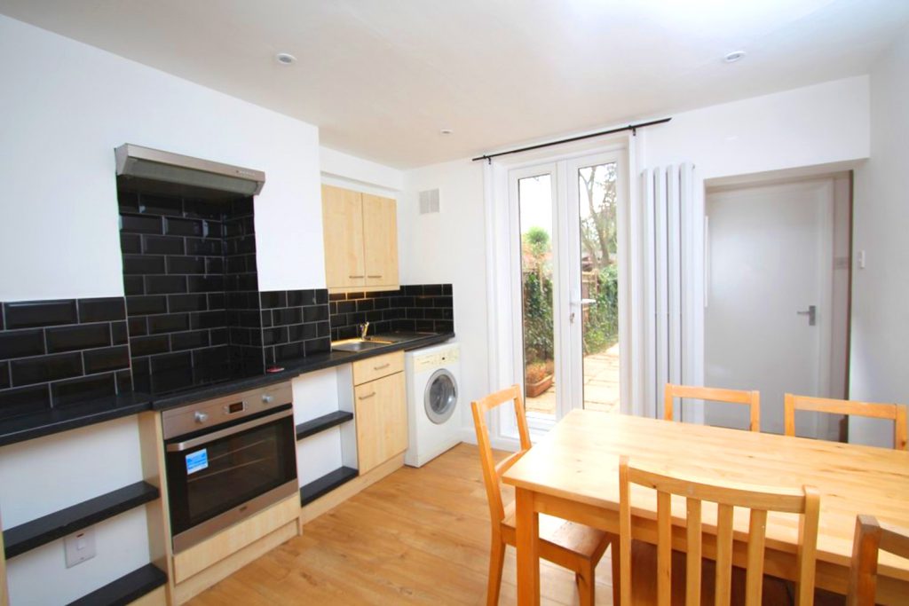 Room Clifton Road in Greater London