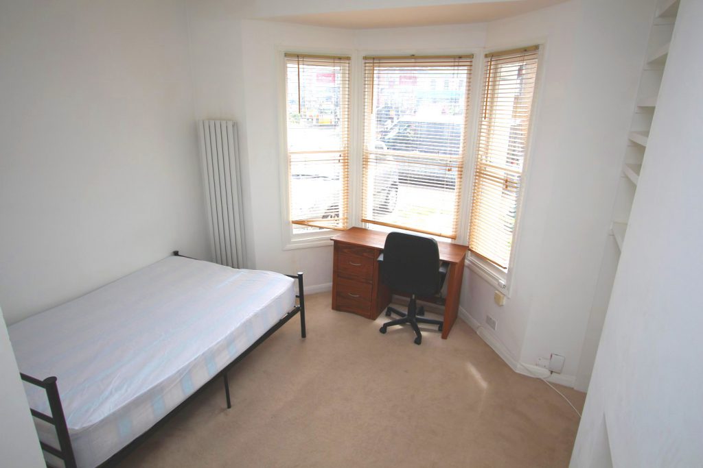 Room Clifton Road in Greater London