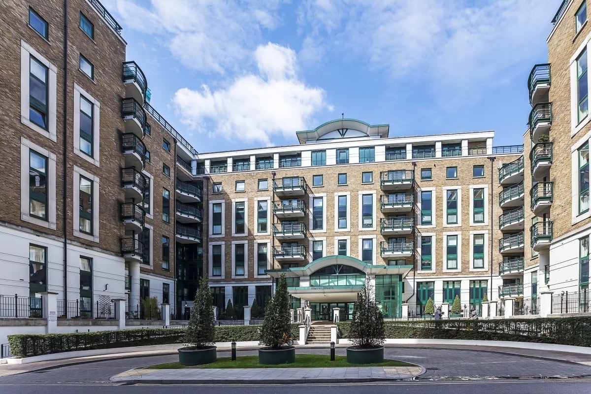 Flat Warwick Road in Greater London