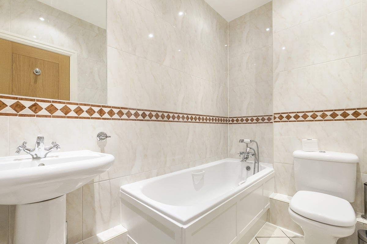 Flat Warwick Road in Greater London