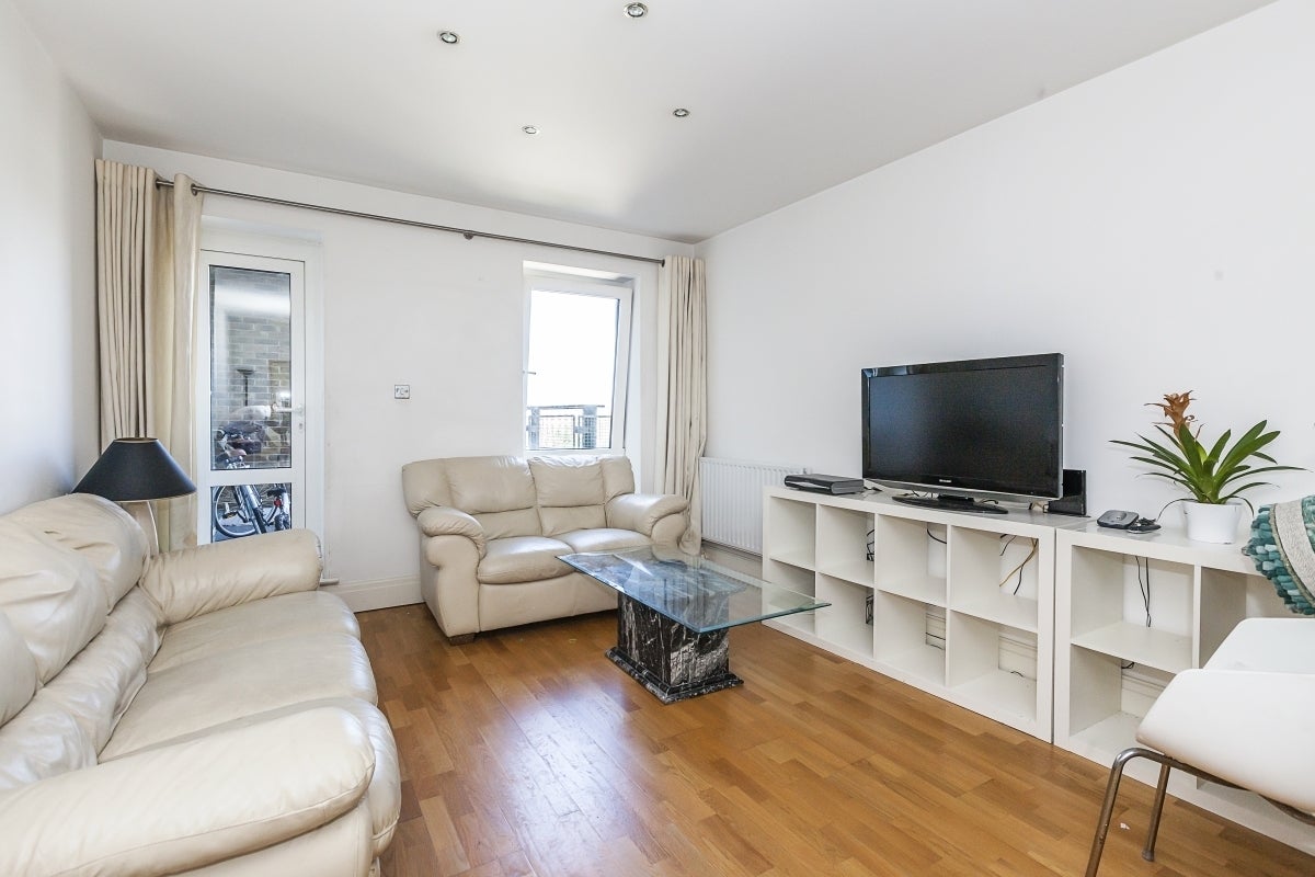 Flat Warwick Road in Greater London