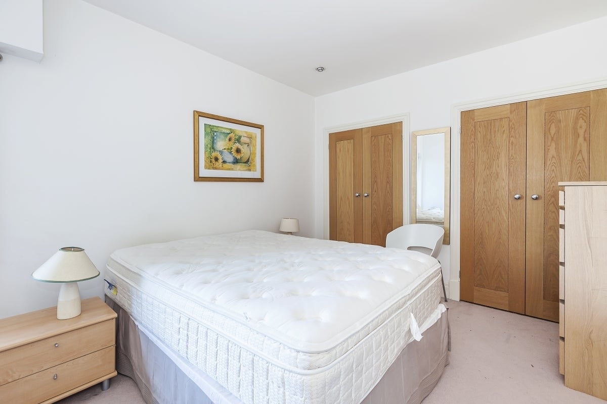 Flat Warwick Road in Greater London
