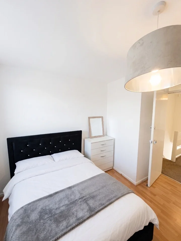 Room Attewood Road in Greater London