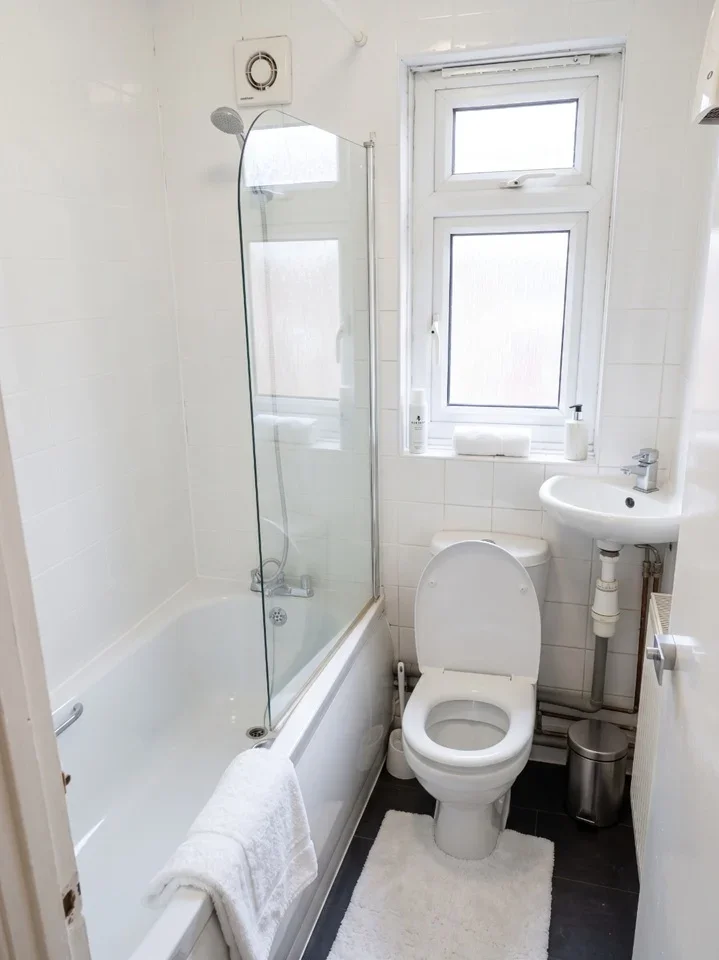 Room Attewood Road in Greater London