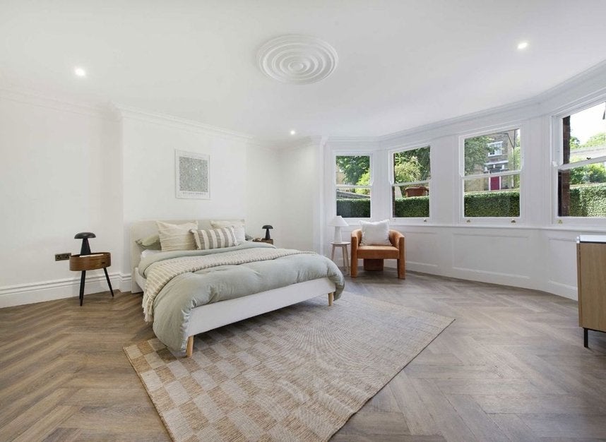 Flat Hillmarton Road in Greater London