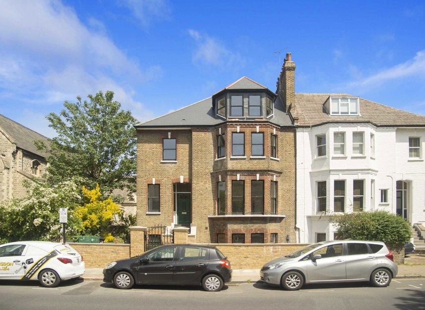Flat Hillmarton Road in Greater London