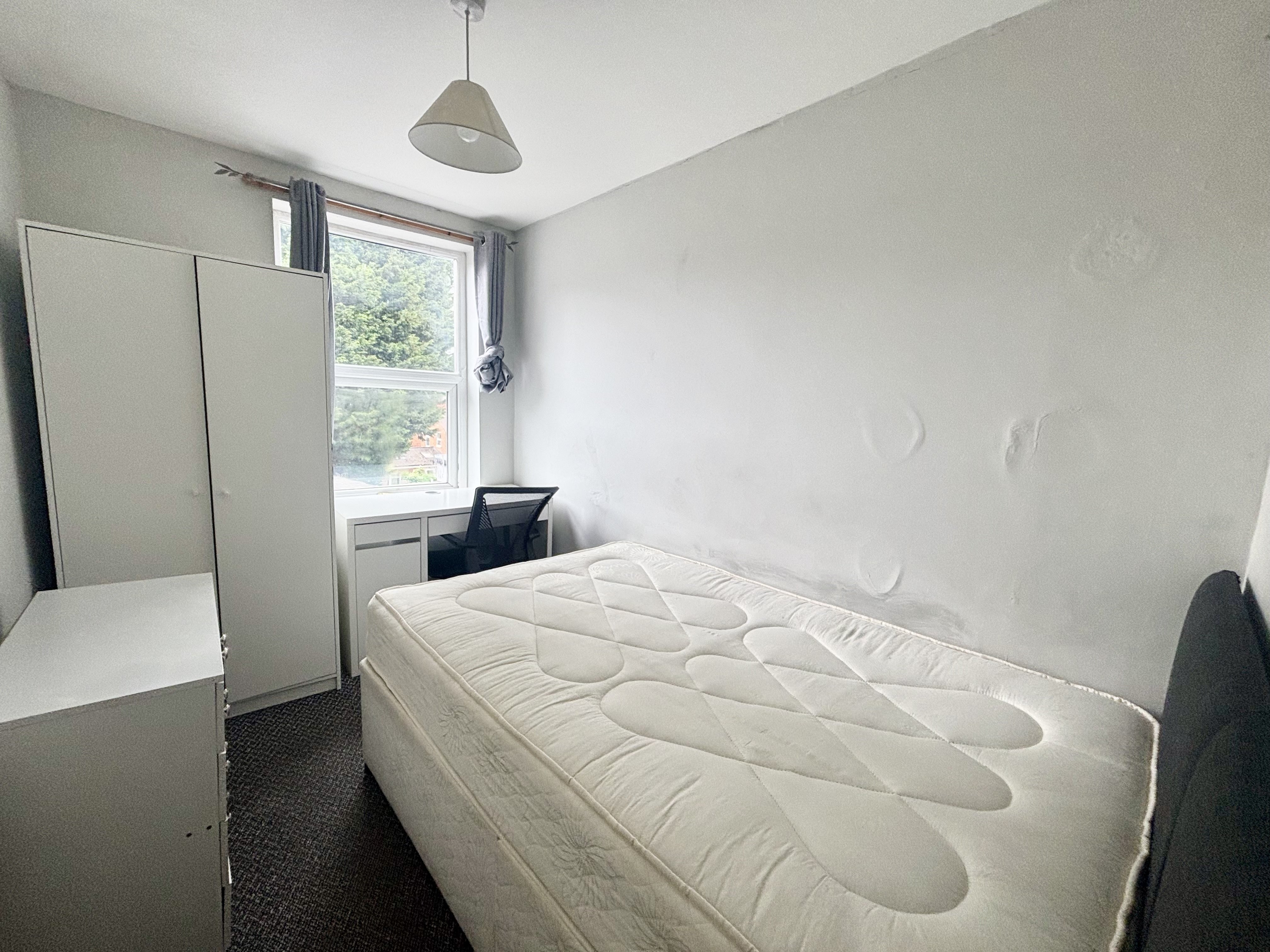 Room St Edward's Road in Birmingham