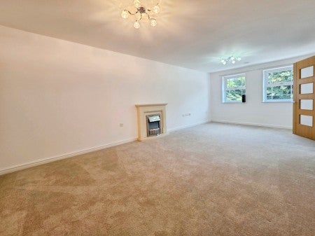 Flat Cainscross Road in Stroud