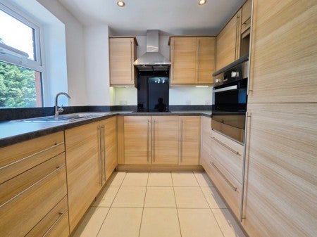 Flat Cainscross Road in Stroud