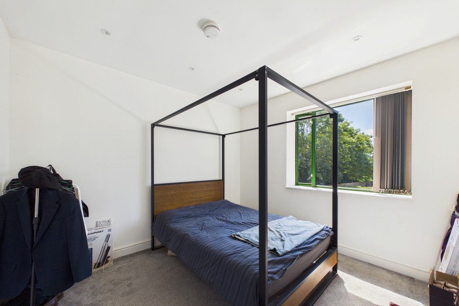 Flat Victoria Avenue in Surrey Heath