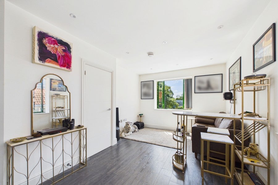 Flat Victoria Avenue in Surrey Heath