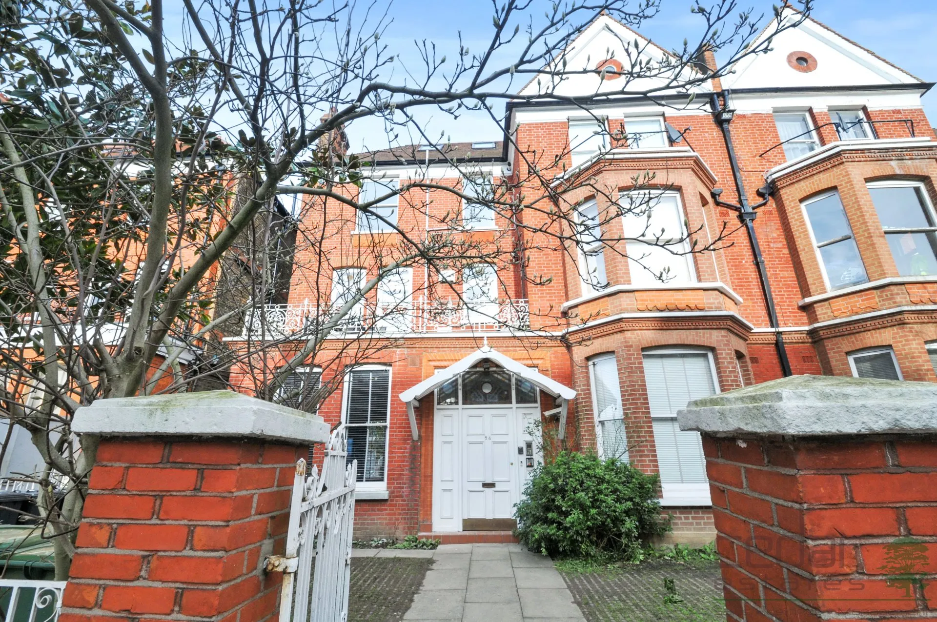 Flat Canfield Gardens in Greater London