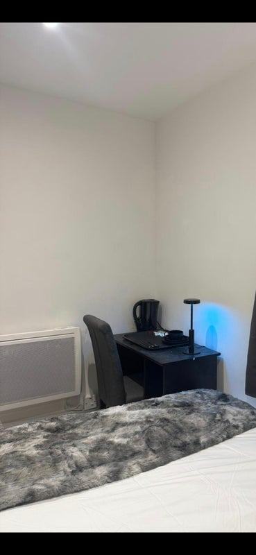 Room Sheldrake Drive in Ipswich