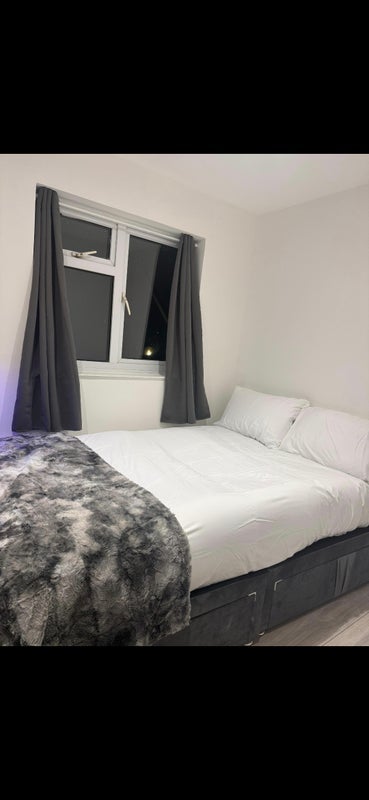 Room Sheldrake Drive in Ipswich
