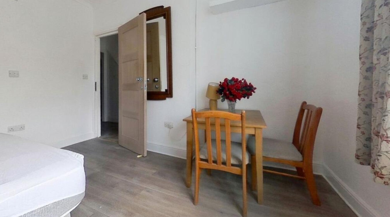 Room Franklin Crescent in Greater London