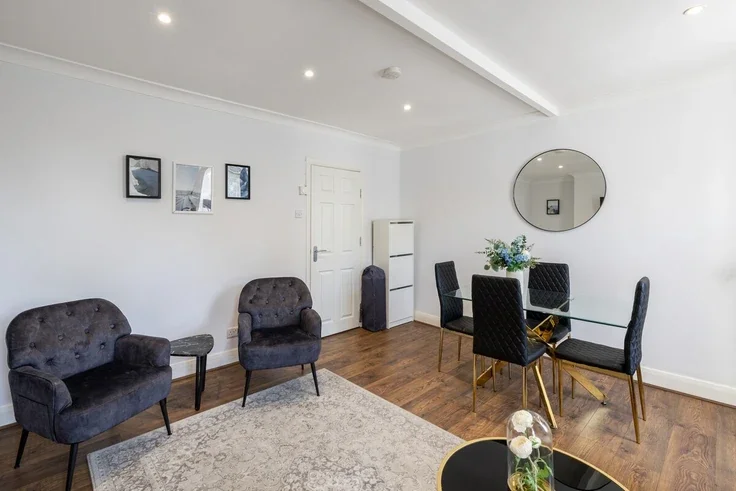 Flat Kensington High Street in Greater London