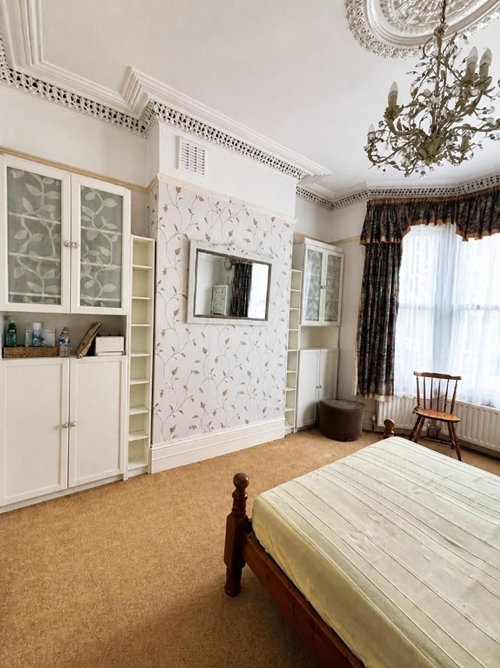 Flat Broomwood Road in Greater London