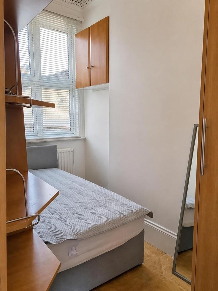 Flat Broomwood Road in Greater London
