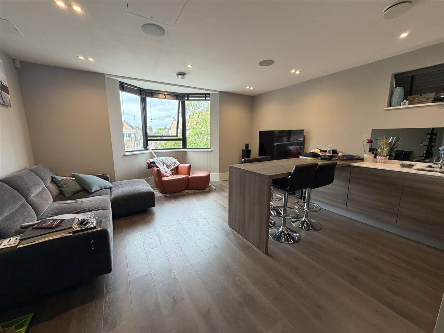 Flat Accommodation Road in Greater London
