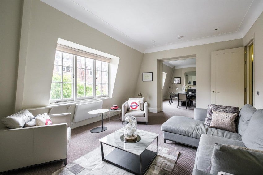 Flat Sloane Court East in Greater London