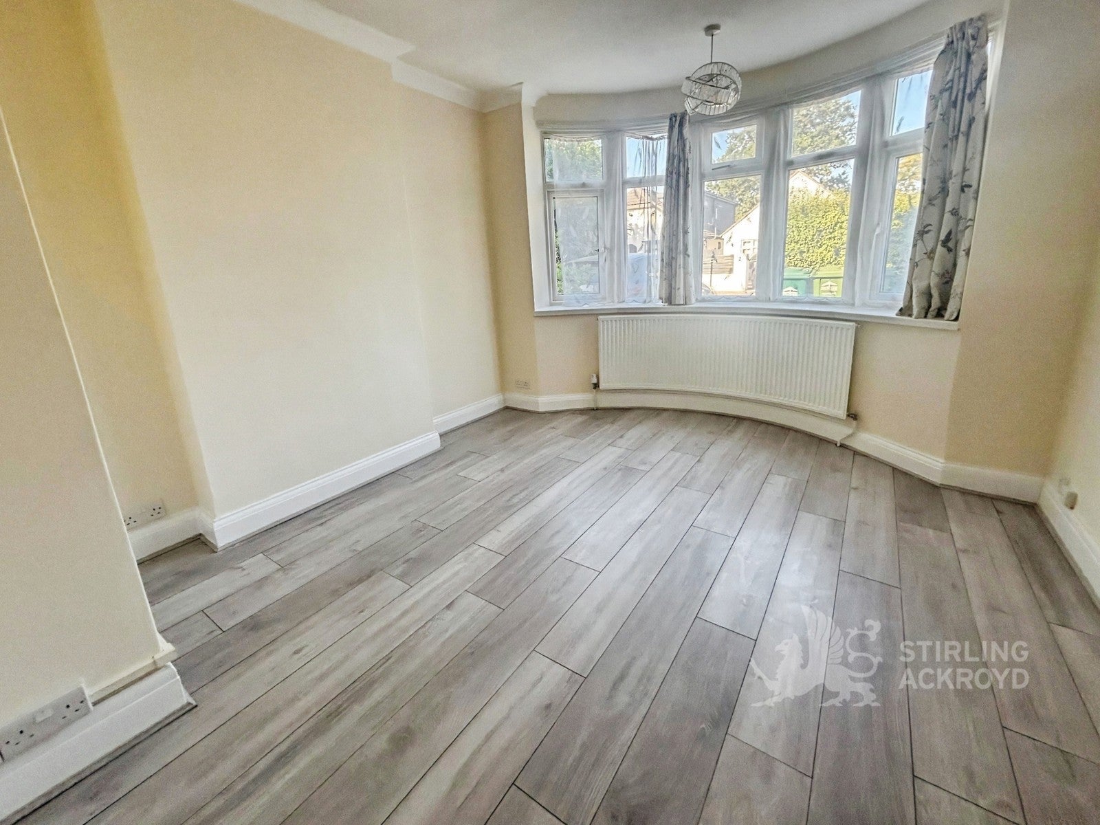 Flat King's Avenue in Sunbury-on-Thames