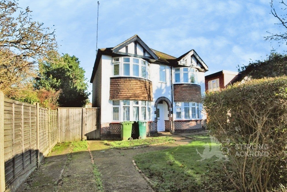 Flat King's Avenue in Sunbury-on-Thames